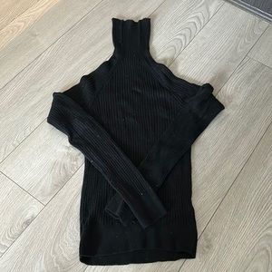 DYNAMITE RIBBED BLACK TURTLENECK